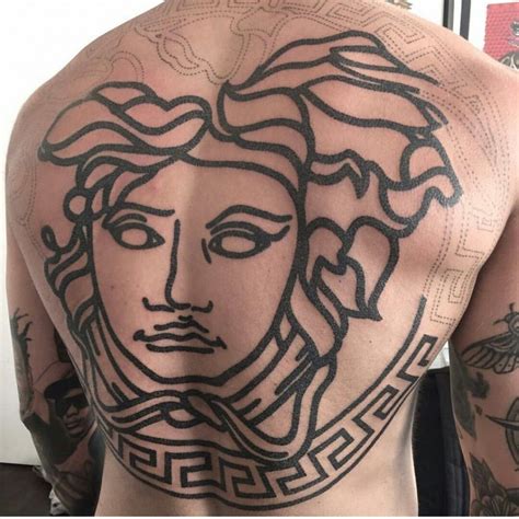 Significado del tatuaje de medusa de Versace